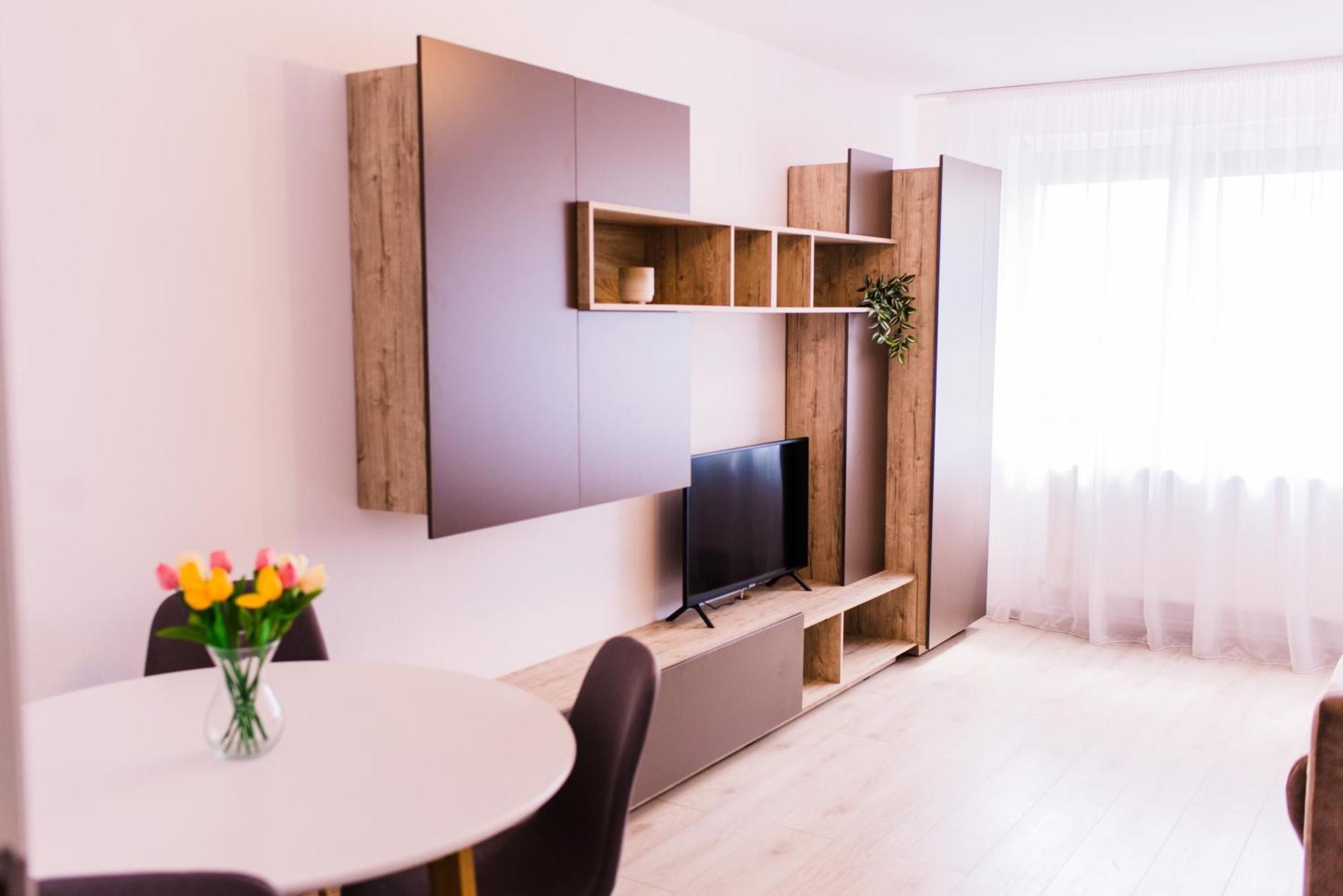 Riverside White Apartment Satu Mare Dış mekan fotoğraf